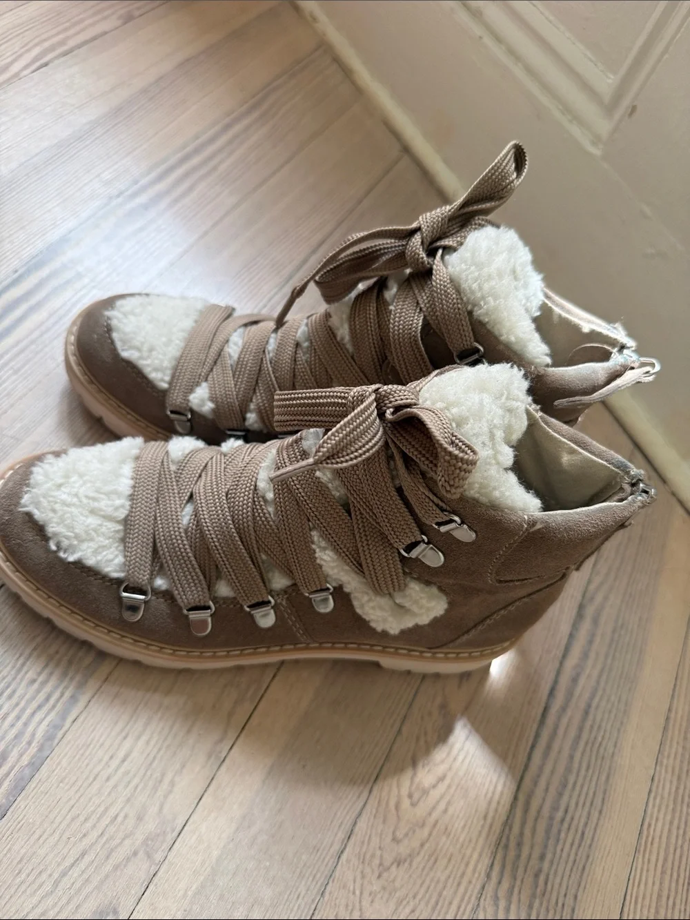 Dolce Vita Taupe Suede Faux Shearling Lace Up Hiker Lug Sole Boots Size 7